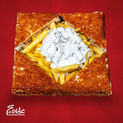 خمیر پیتزا ، پپرونی ، استیک مرغ ، پنیر موزارلا ، قارچ ، سس تند ، فلفل دلمه ای ، سیب زمینی سرخ شده و سس قارچ چیز میکس پپرونی